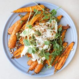 Bagte gulerødder med burrata og pesto