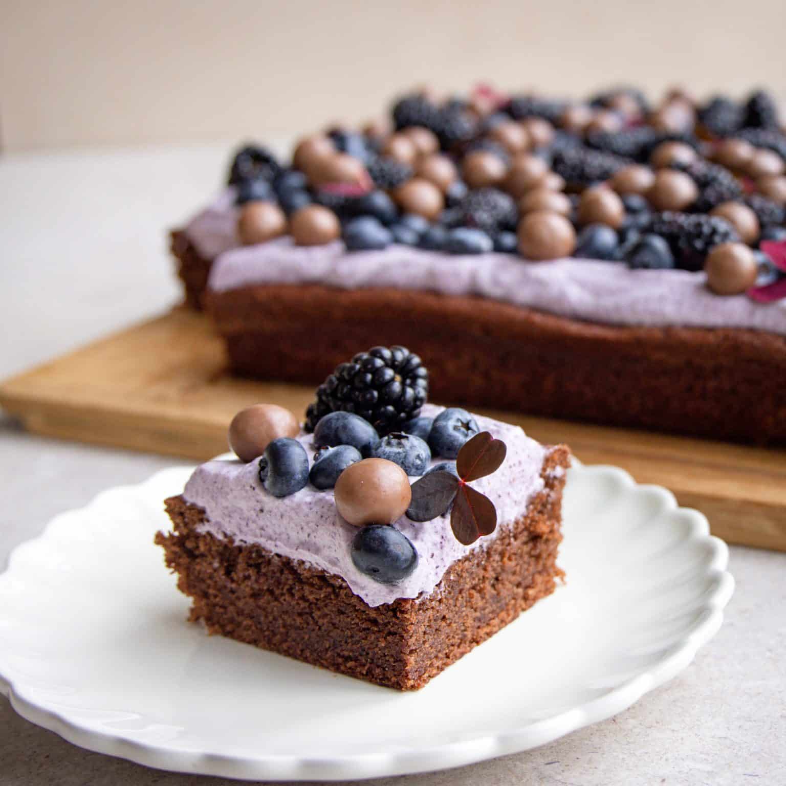 Bradepande-chokoladekage med blåbær