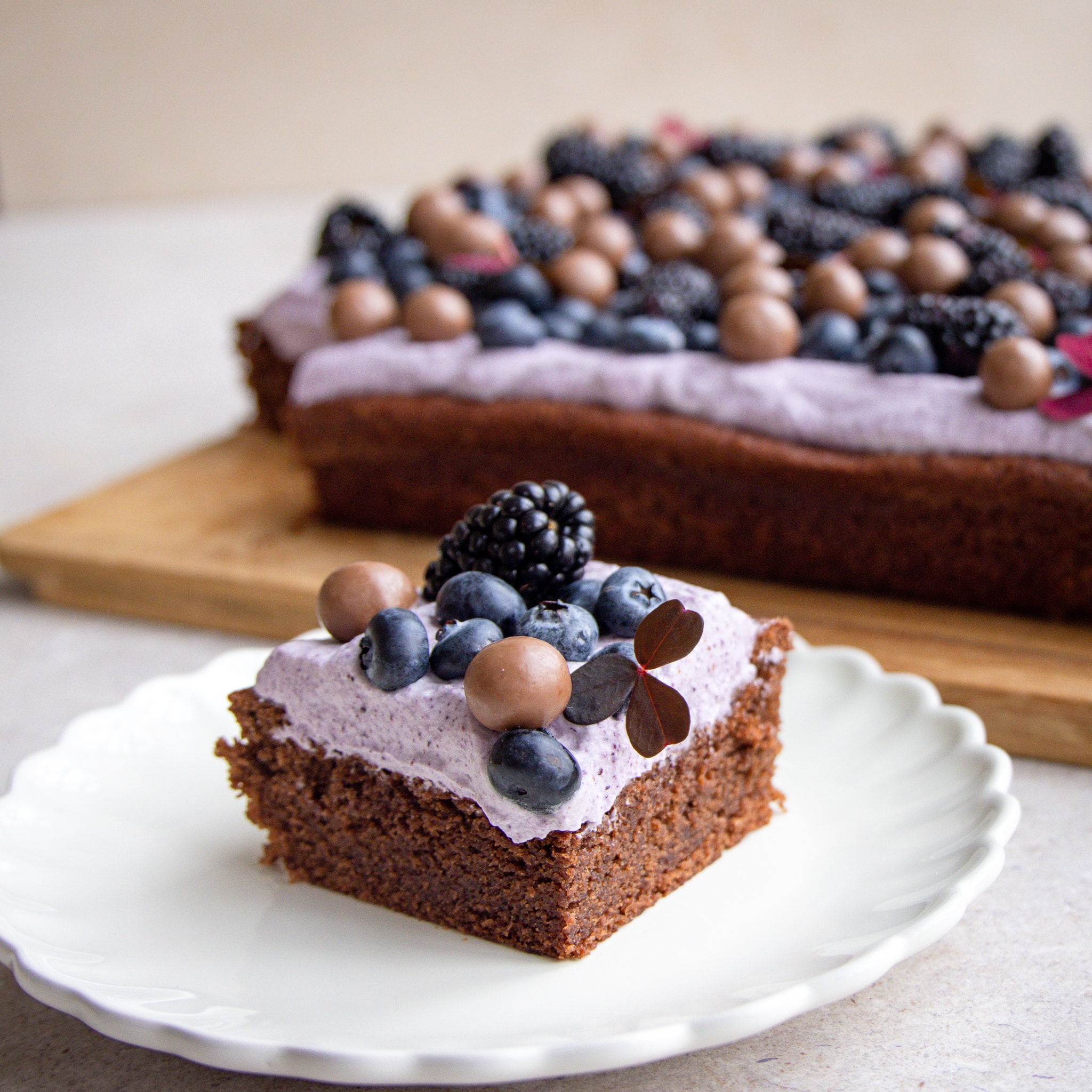 Bradepandechokoladekage med blåbærskum