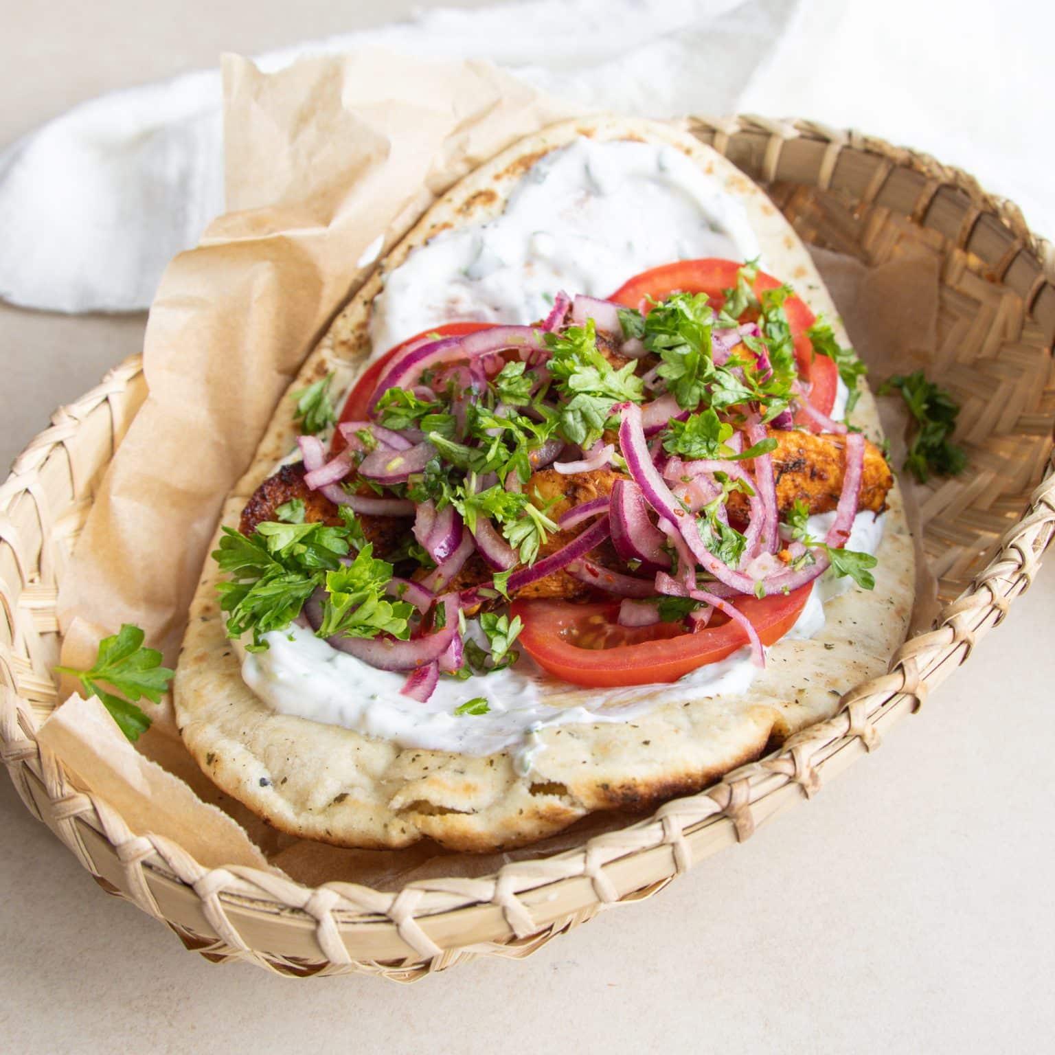 Fladbrød med krydret kylling og dressing