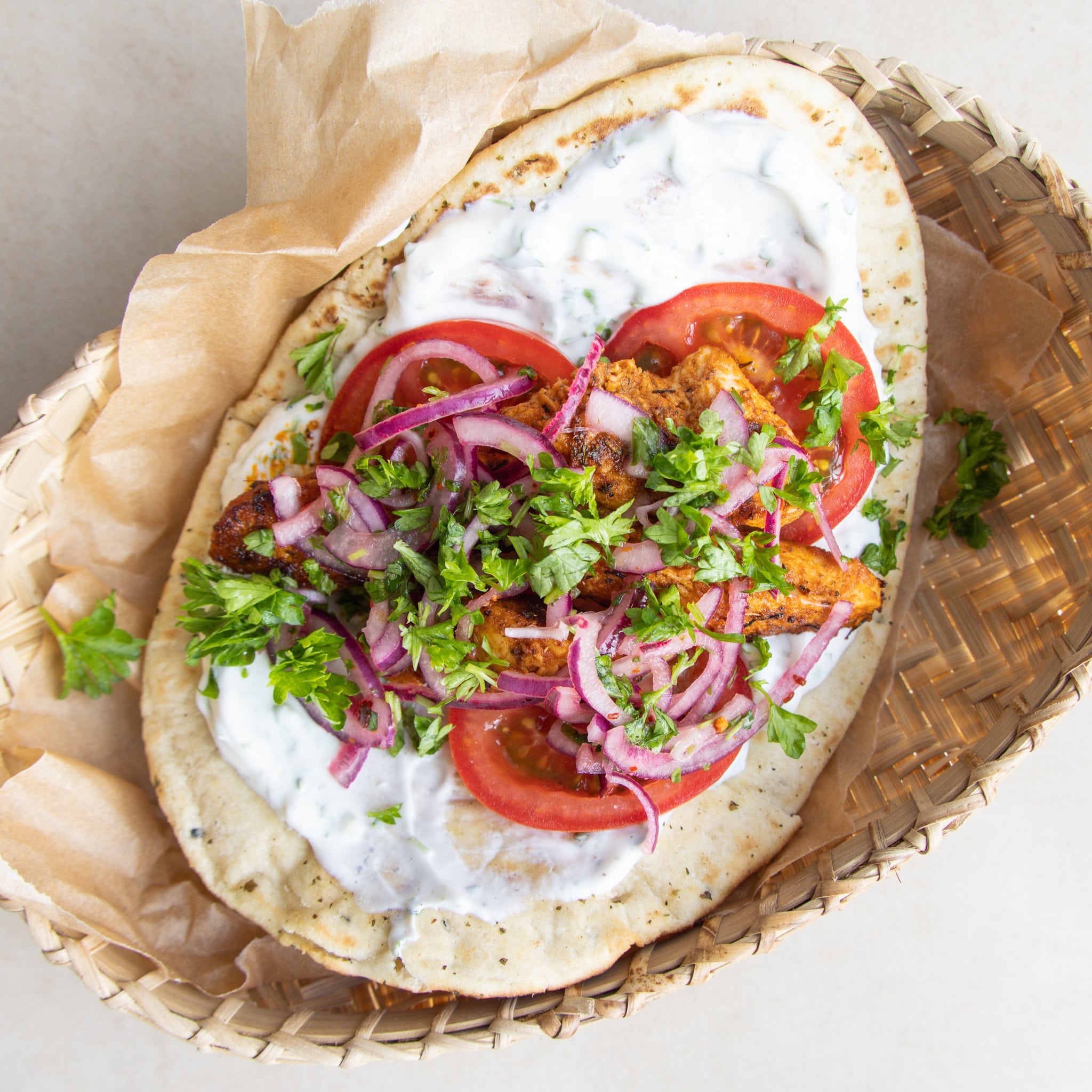 Fladbrød med krydret kylling og dressing