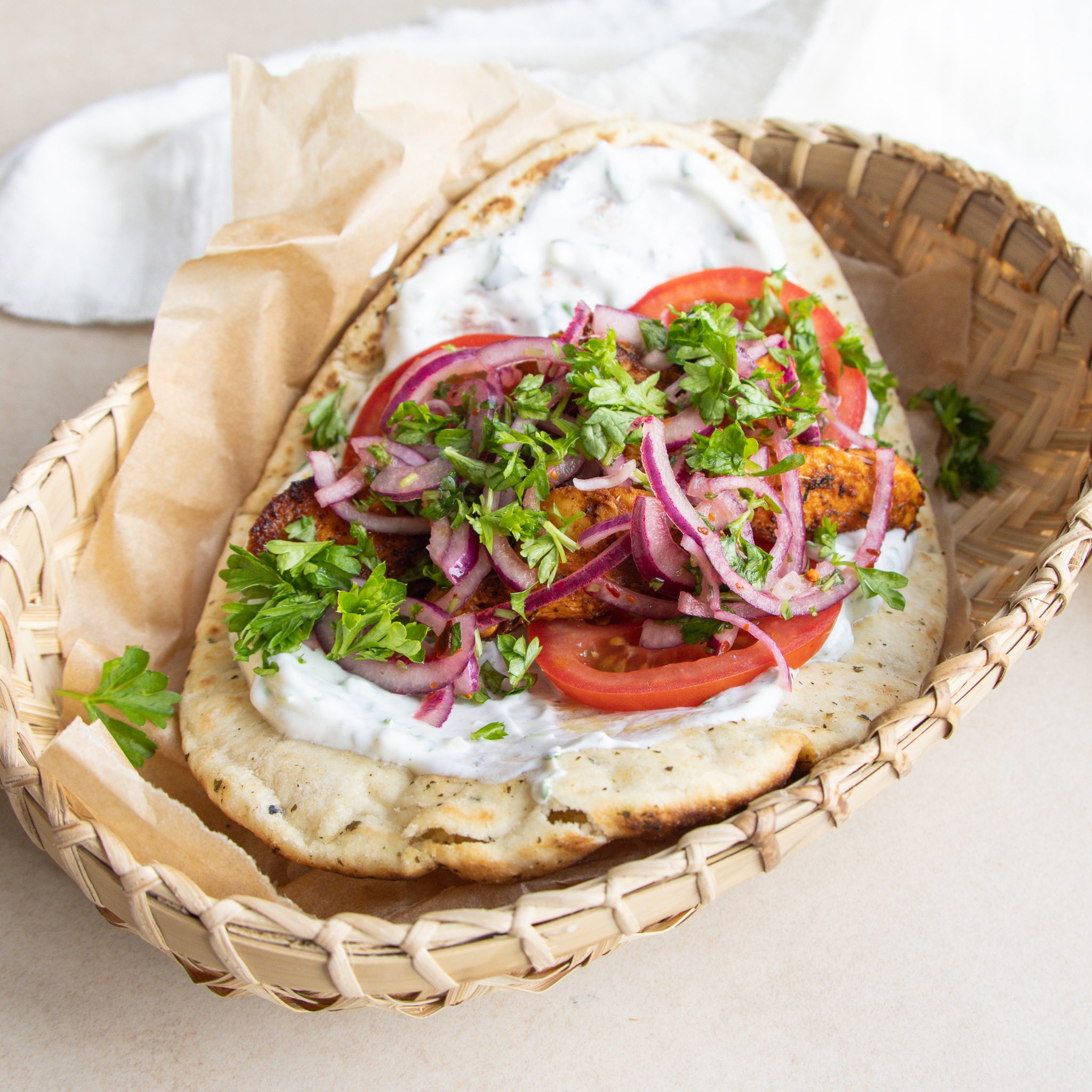 Naanbrød med krydret kylling og dressing