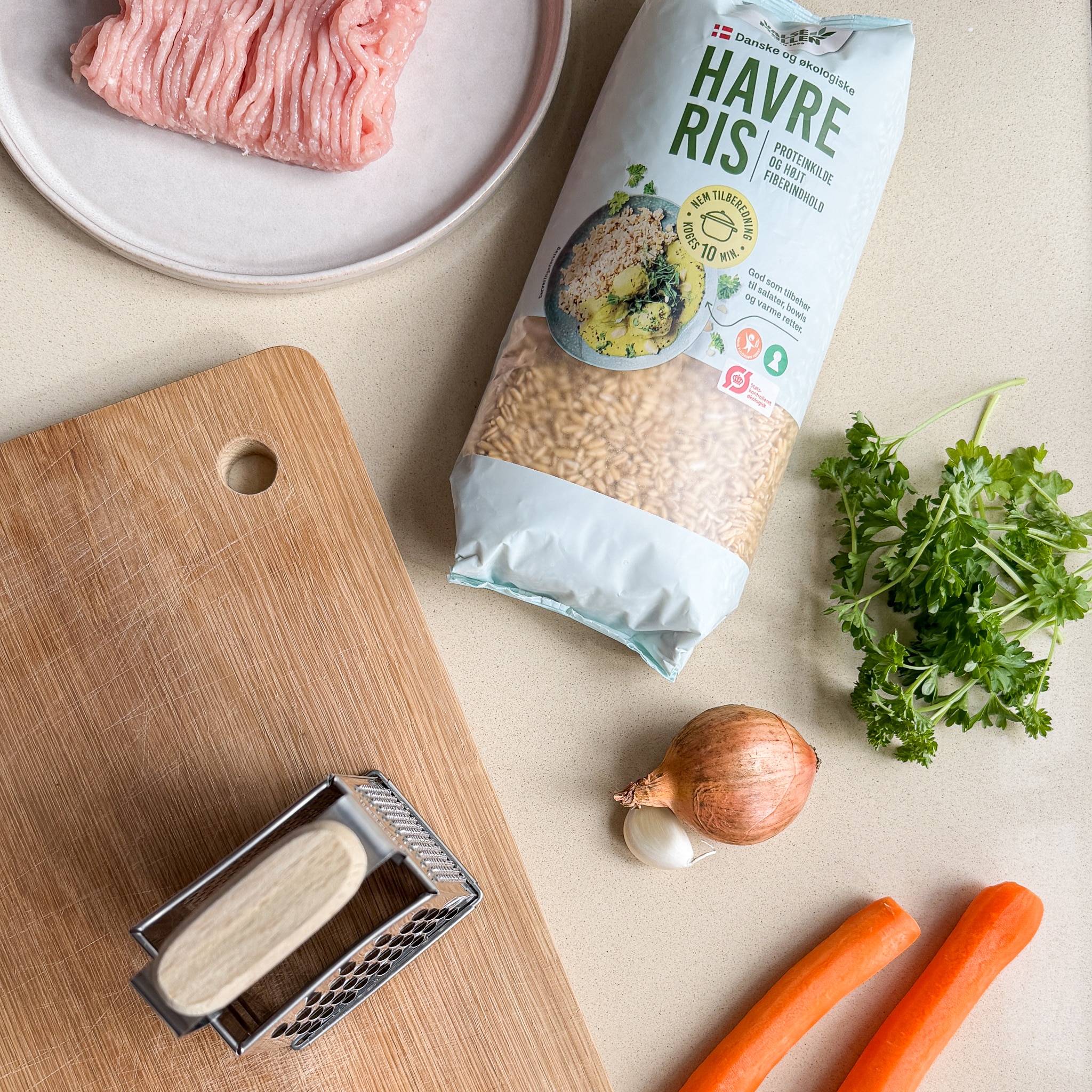 Kyllingefrikadeller med havreris og gulerødder