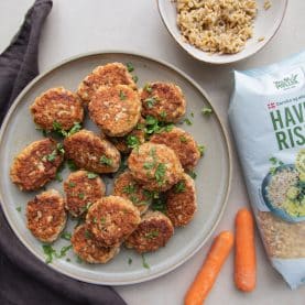 Kyllingefrikadeller med havreris og gulerødder