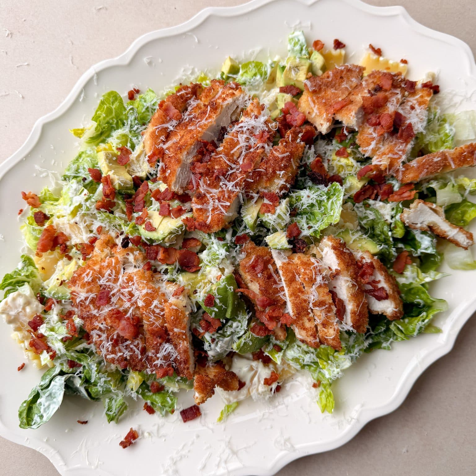 Cæsar pastasalat med crispy chicken