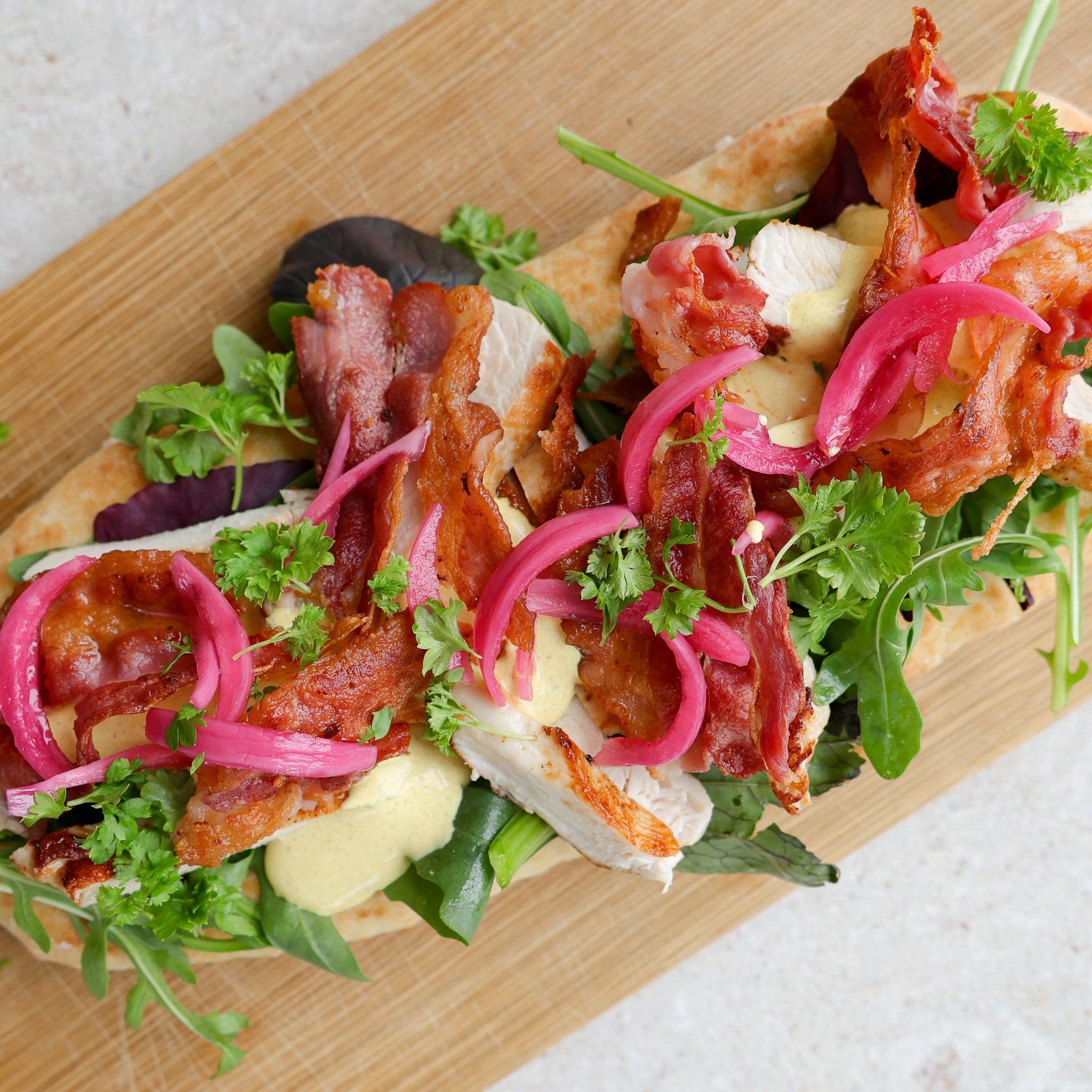 Foccacia med kylling og karrydressing