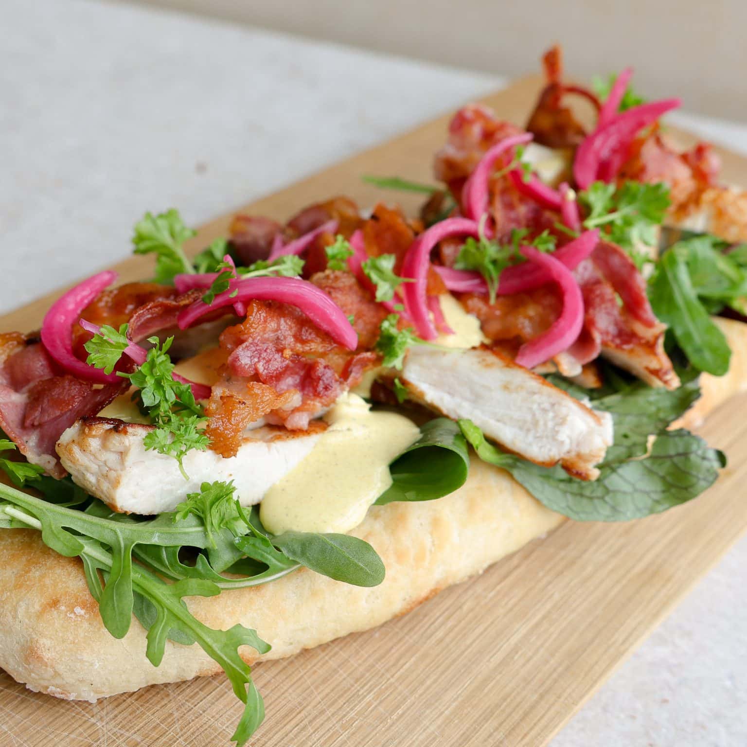 Foccacia med kylling og karrydressing