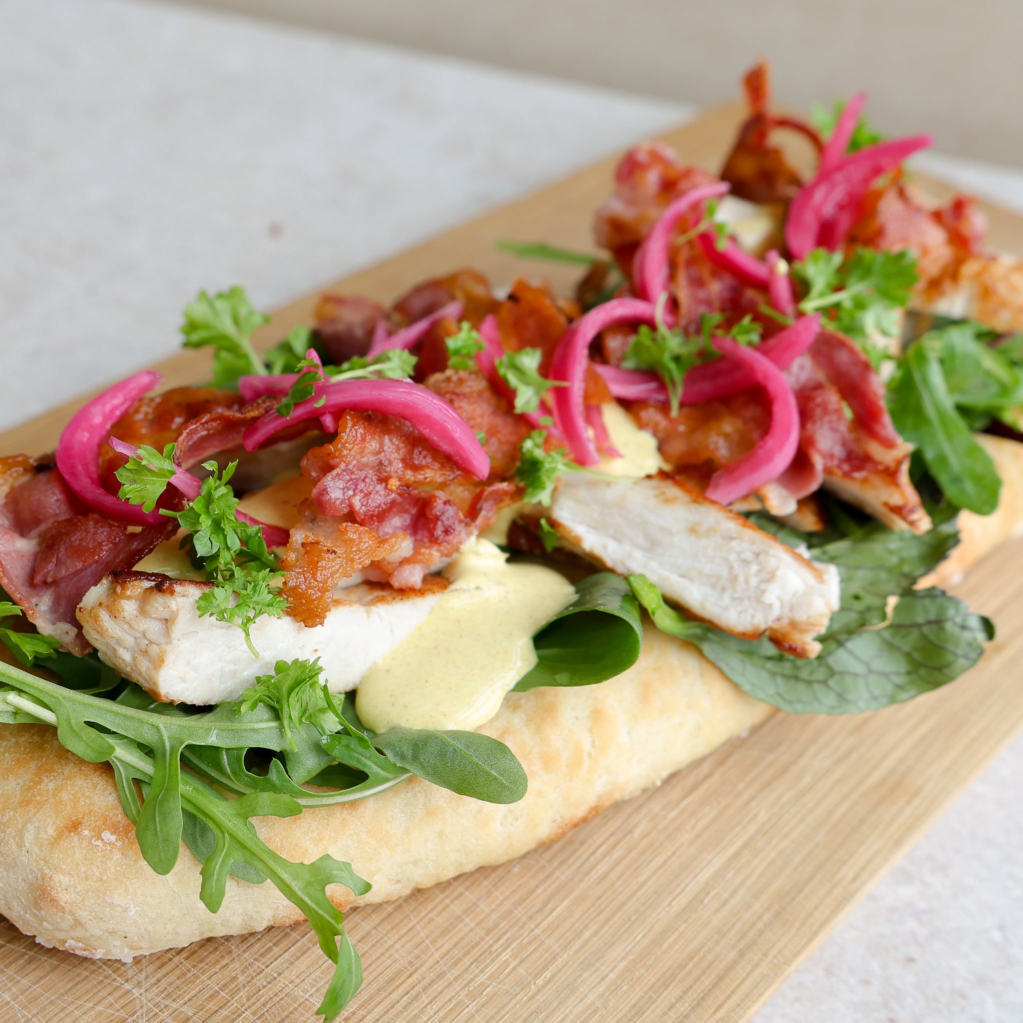 Foccacia med kylling og karrydressing