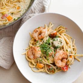 Pastaret med tigerrejer og tomat