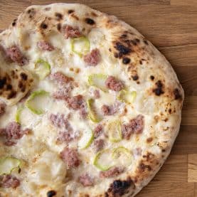 Surdejspizza med salsiccia og broccoli