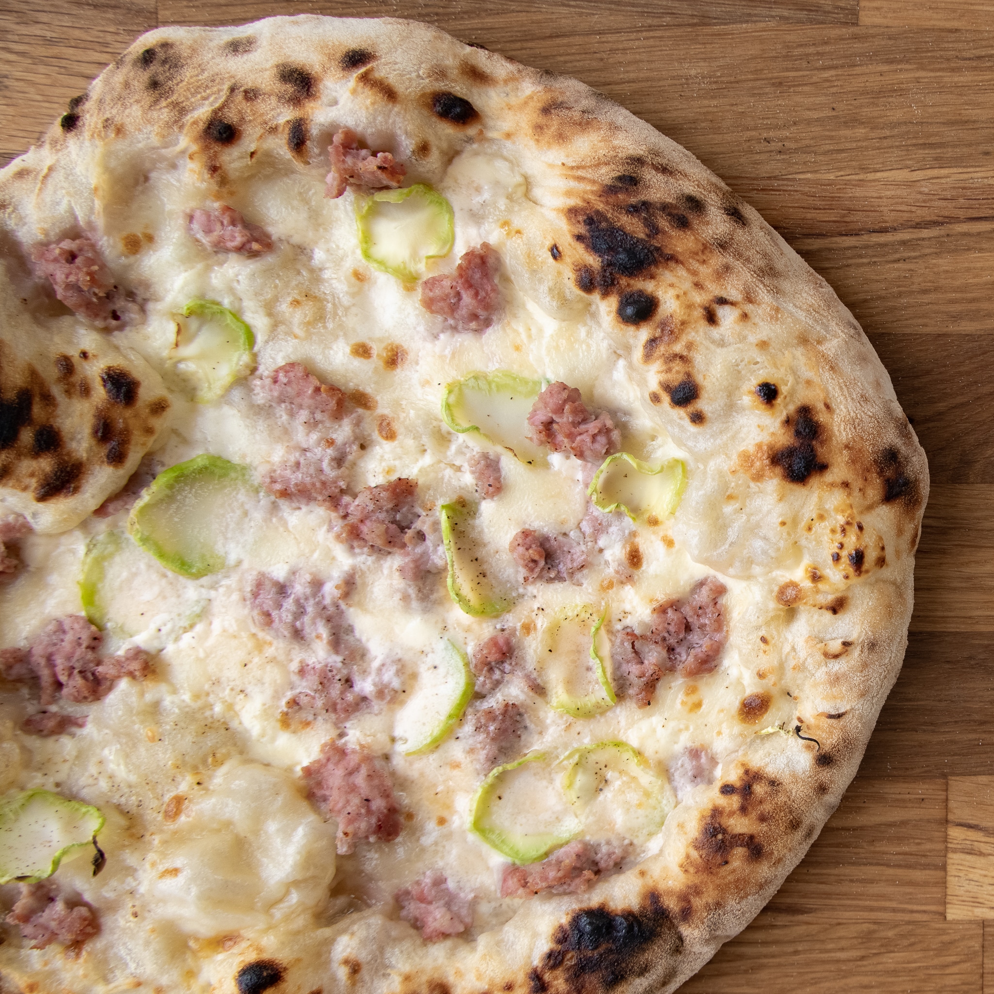 Surdejspizza med salsiccia og broccoli