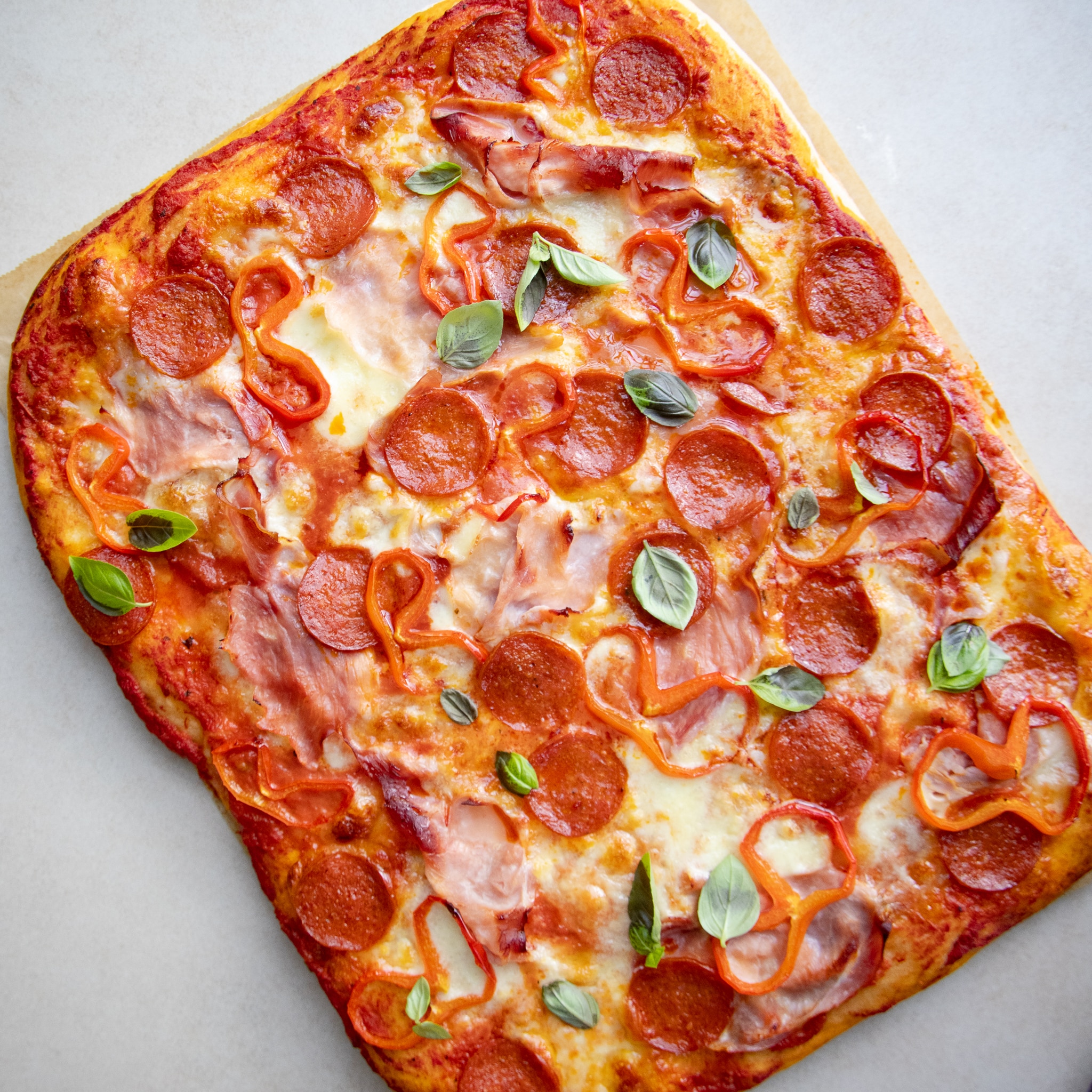 Bradepandepizza med skinke og pepperoni