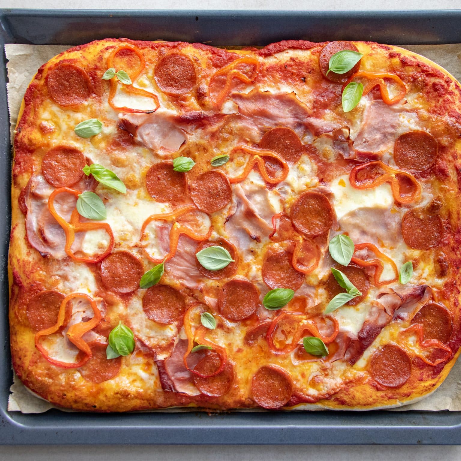 Bradepandepizza med skinke og pepperoni