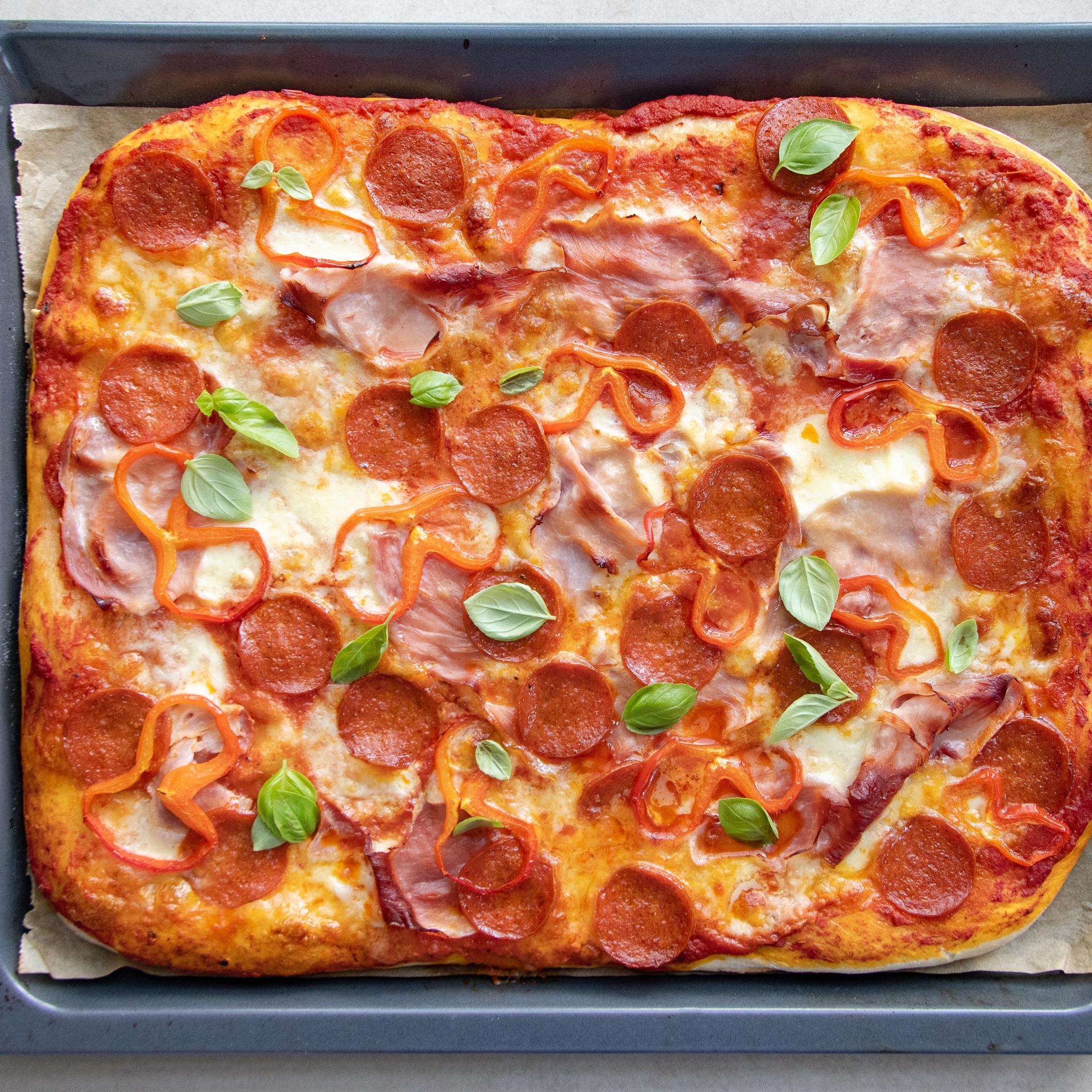 Bradepandepizza med skinke og pepperoni