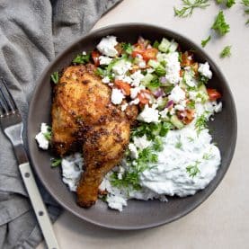Græske kyllingelår med salat og tzatziki