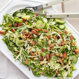 Grøn salat med sukkerærter og forårsløg