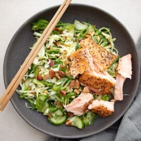 Grøn salat med varmrøget laks