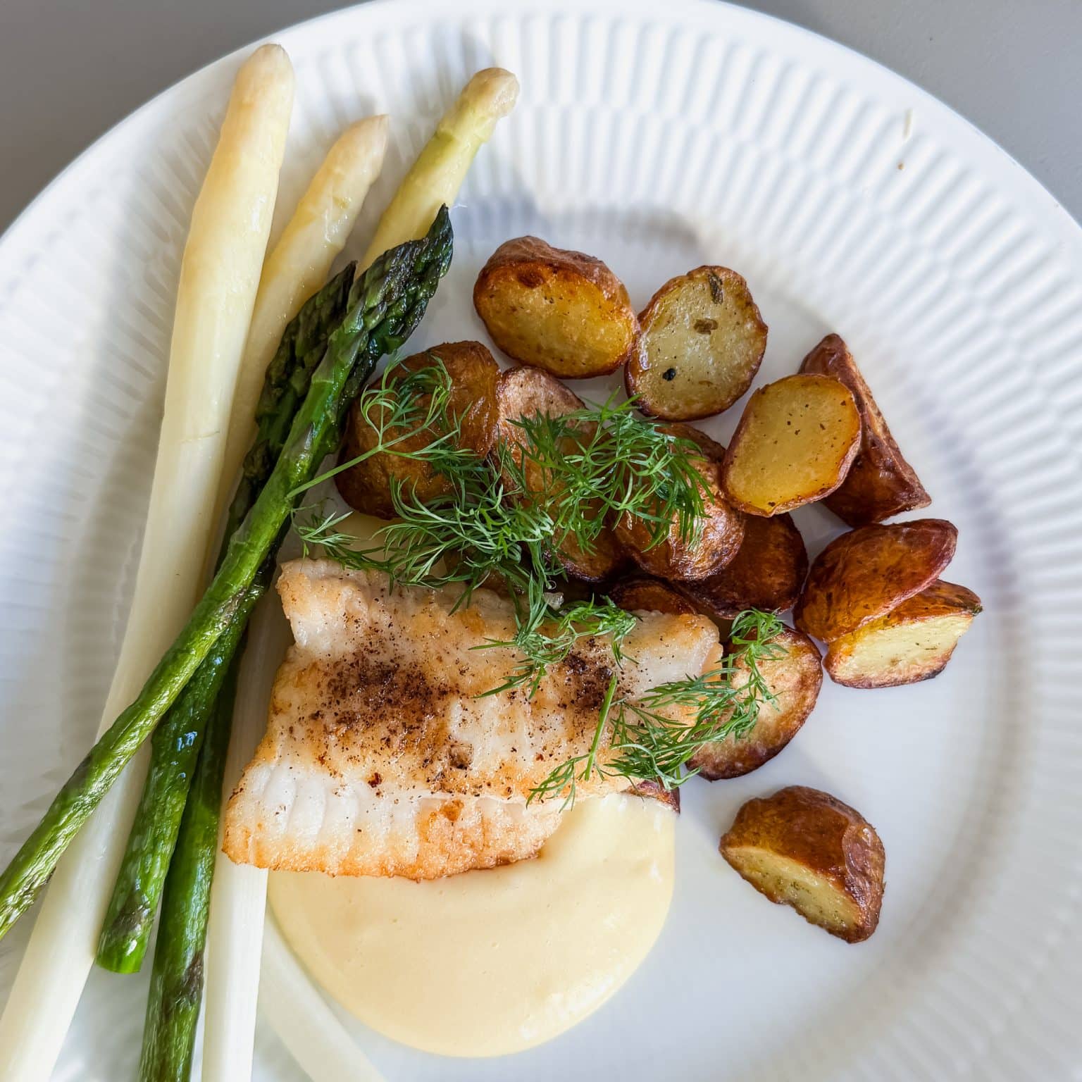 Havkat med hollandaise og asparges