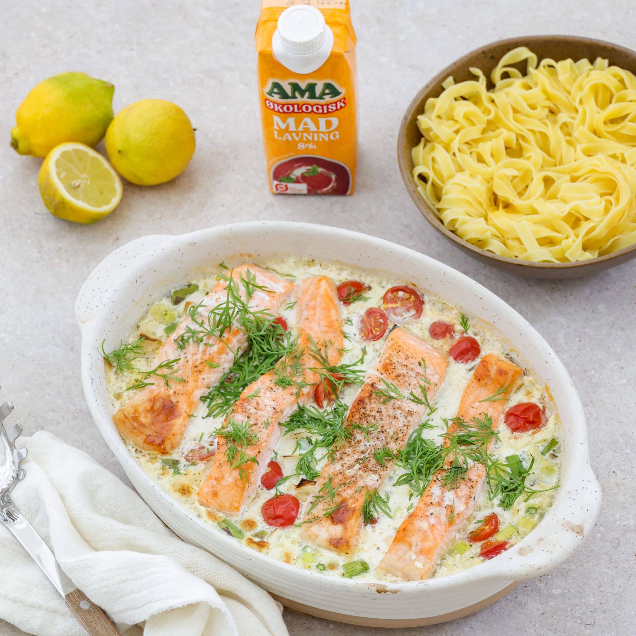 Laks i fad med grøntsager og pasta