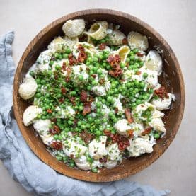 Pastasalat med bacon og purløg
