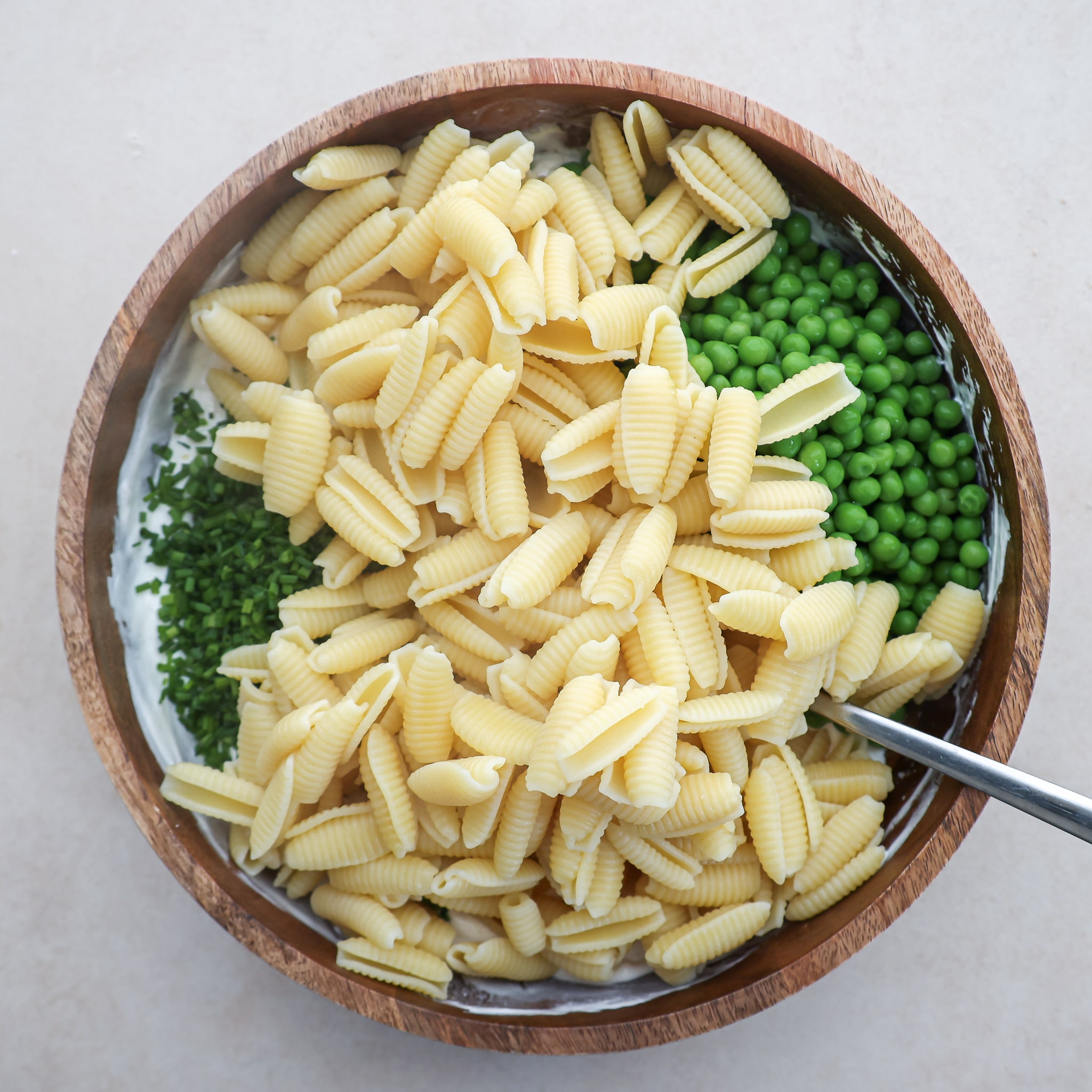 Pastasalat med bacon og purløg
