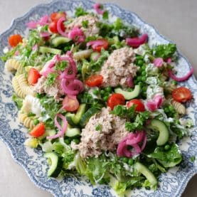 Pastasalat med dressing og tun