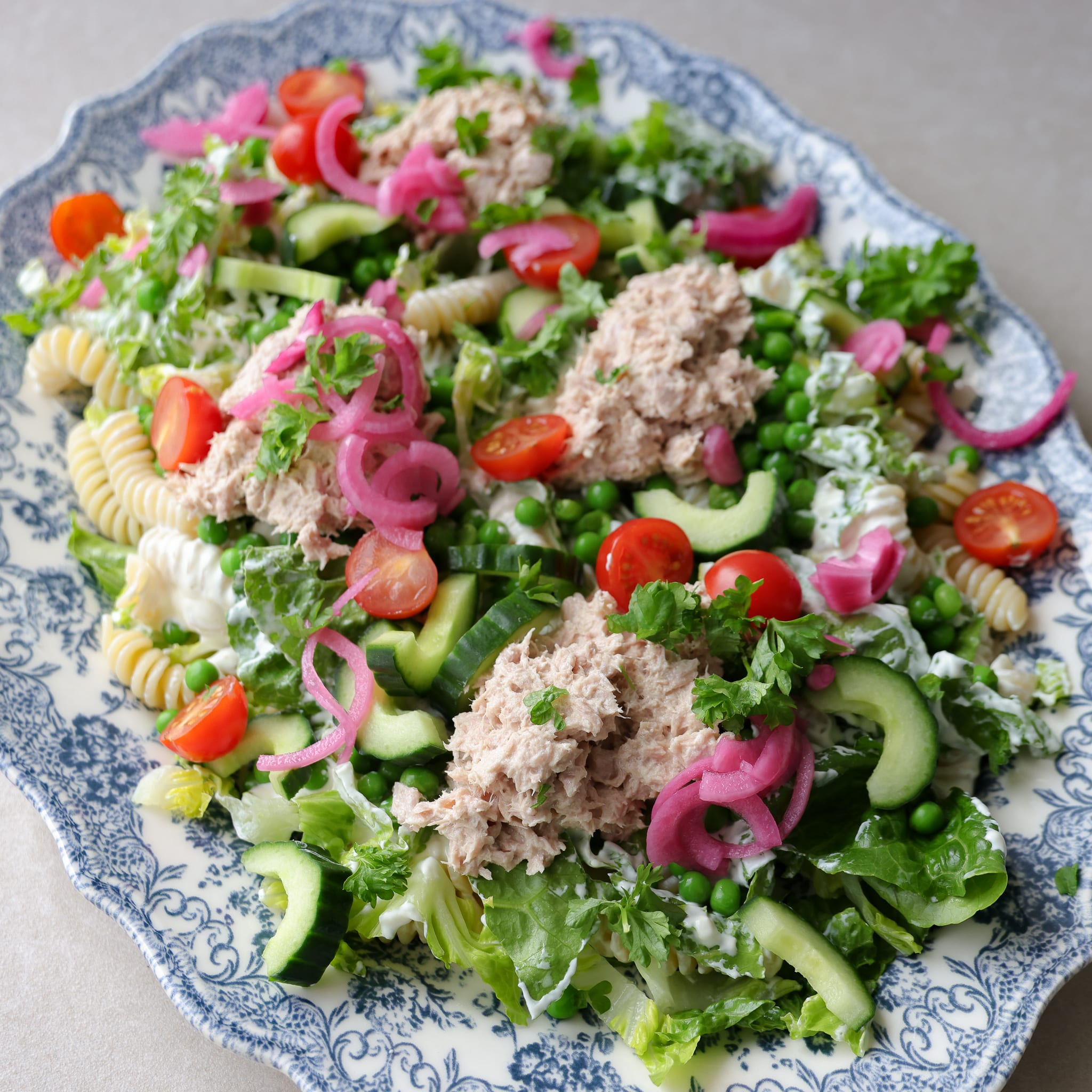 Pastasalat med dressing og tun