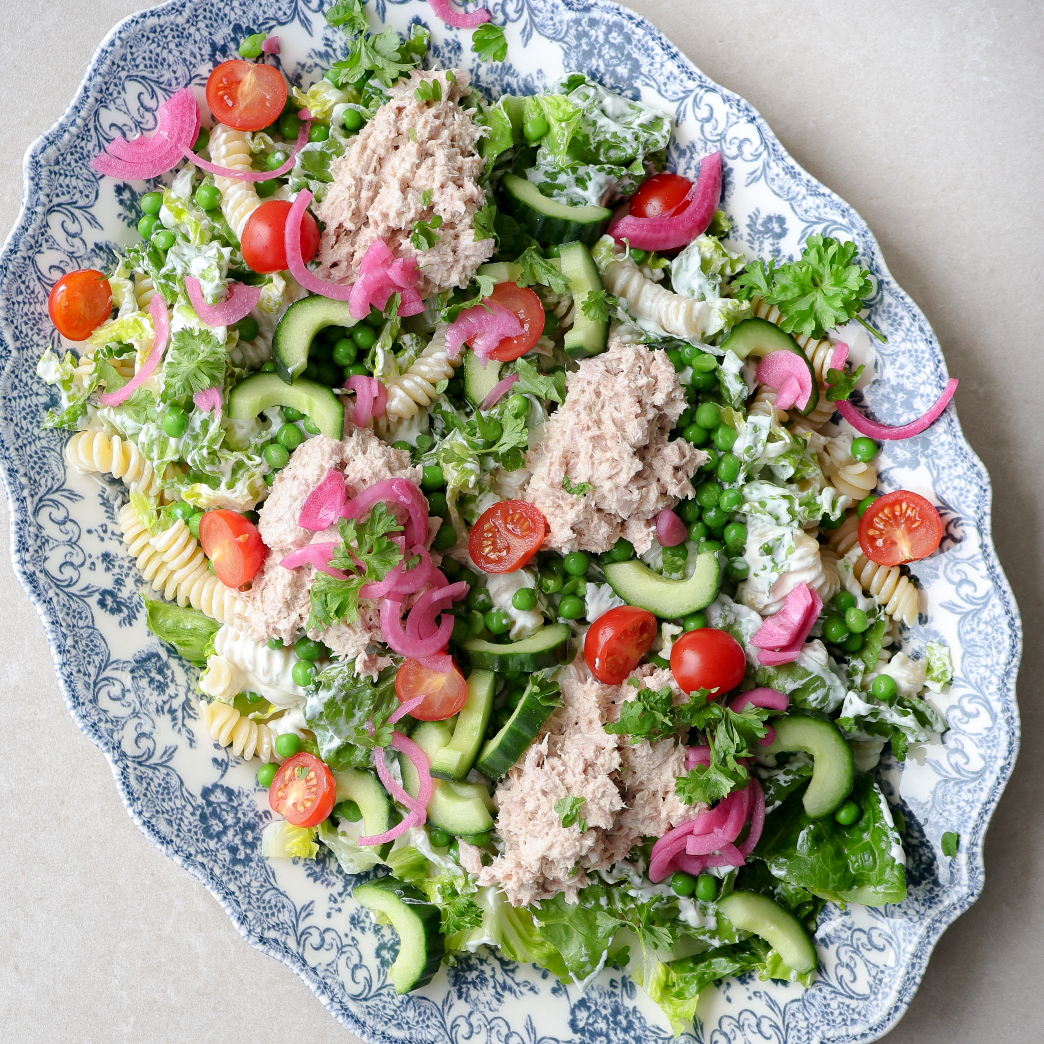 Pastasalat med dressing og tun