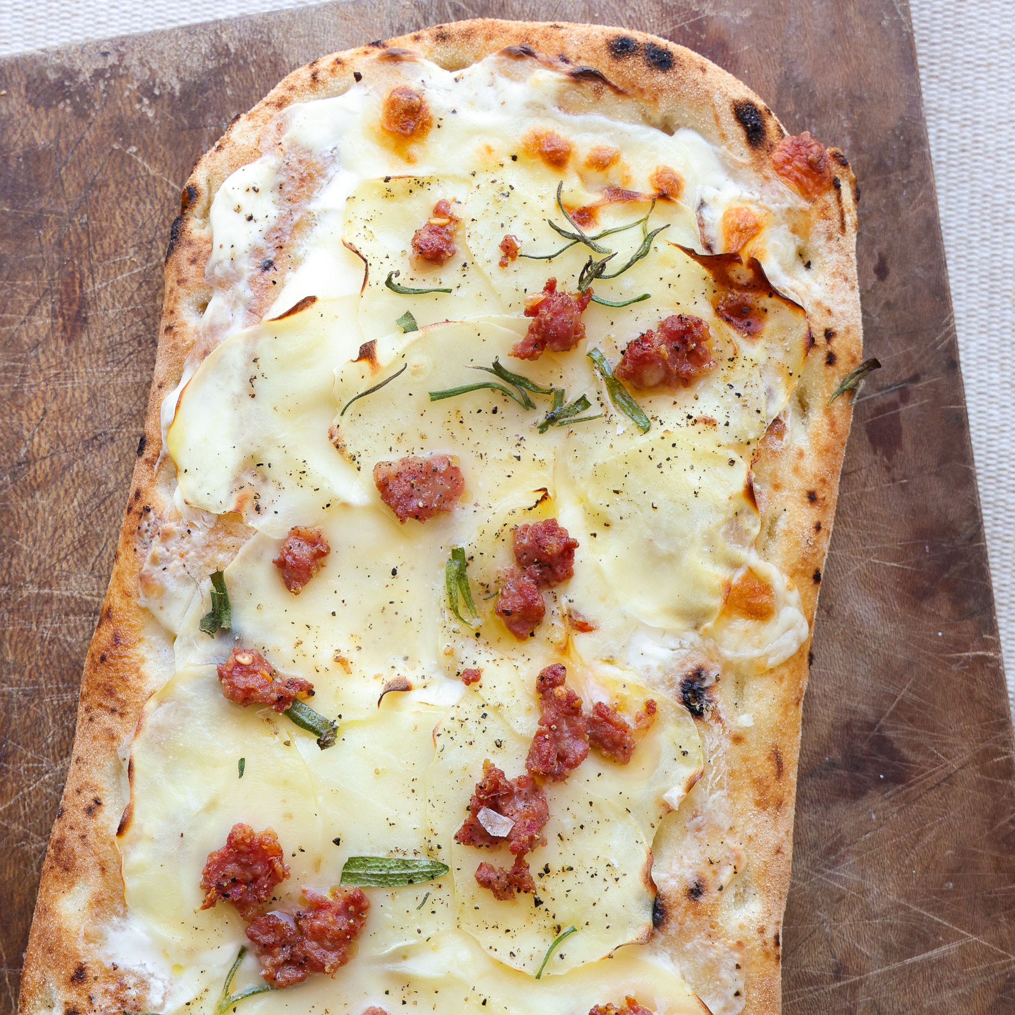 Pinsa med salsiccia og kartofler