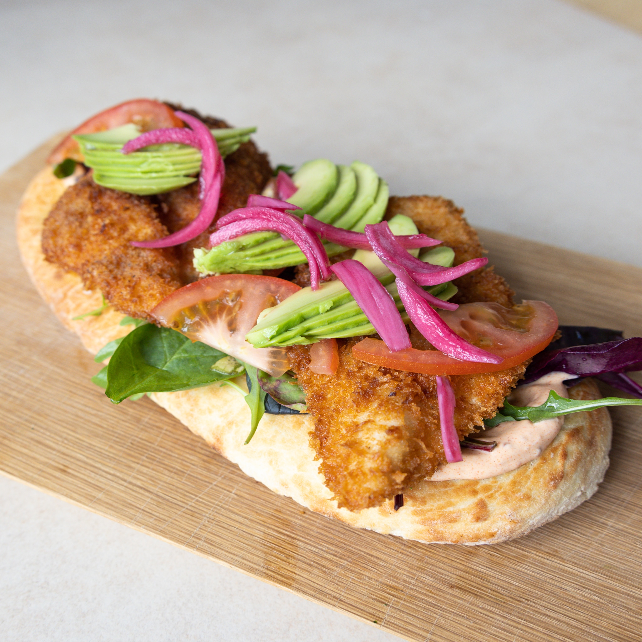 Foccacia med crispy chicken og chilimayo