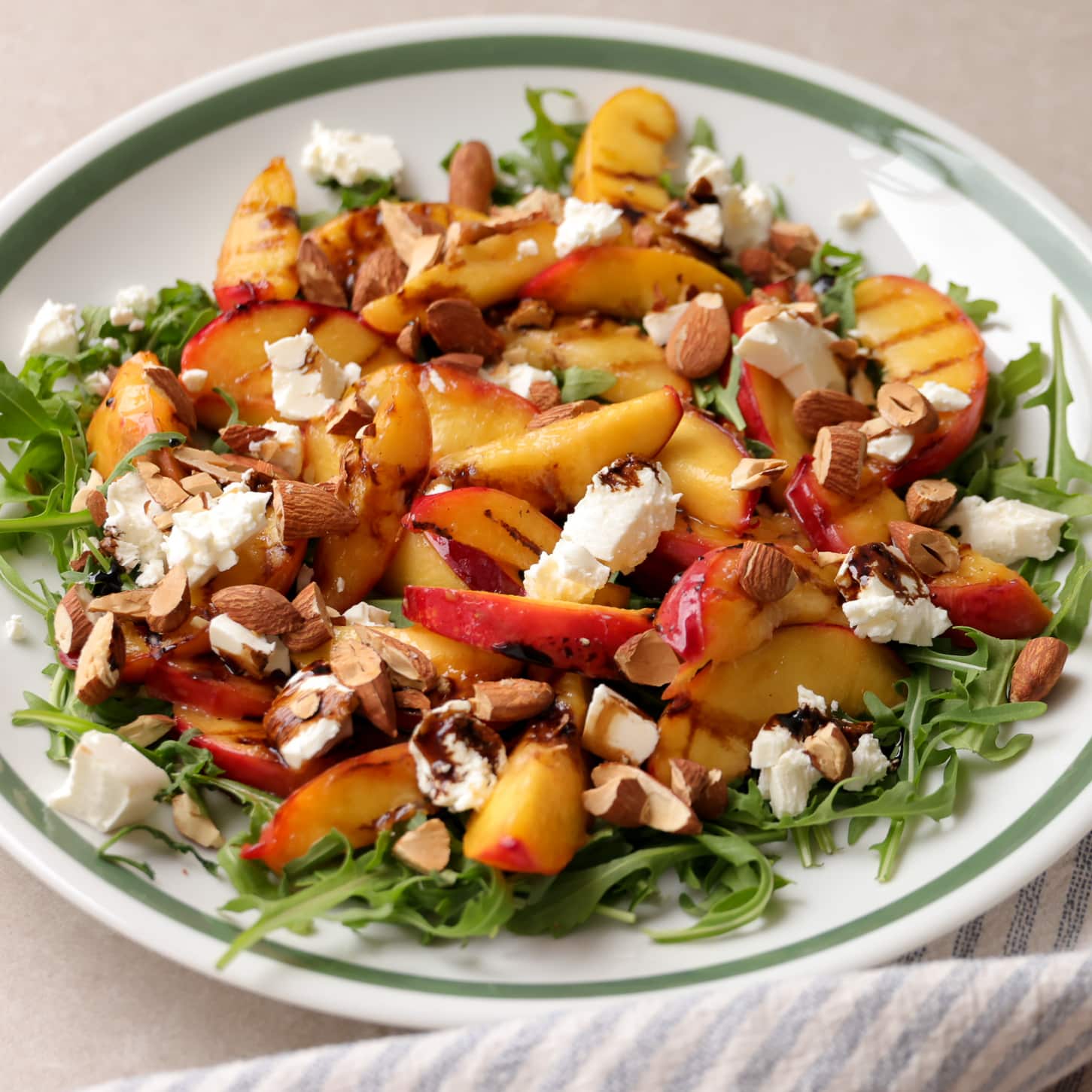grillet-ferskensalat