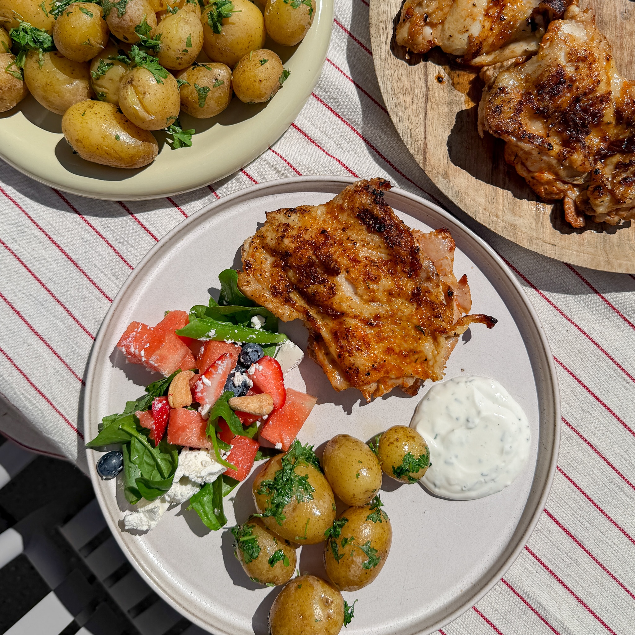 Marineret udbenet lår med sommersalat