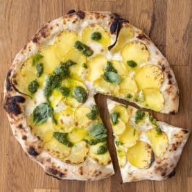 Surdejspizza med kartoffel og pesto
