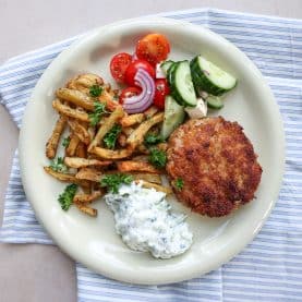 Karbonader med fritter og tzatziki