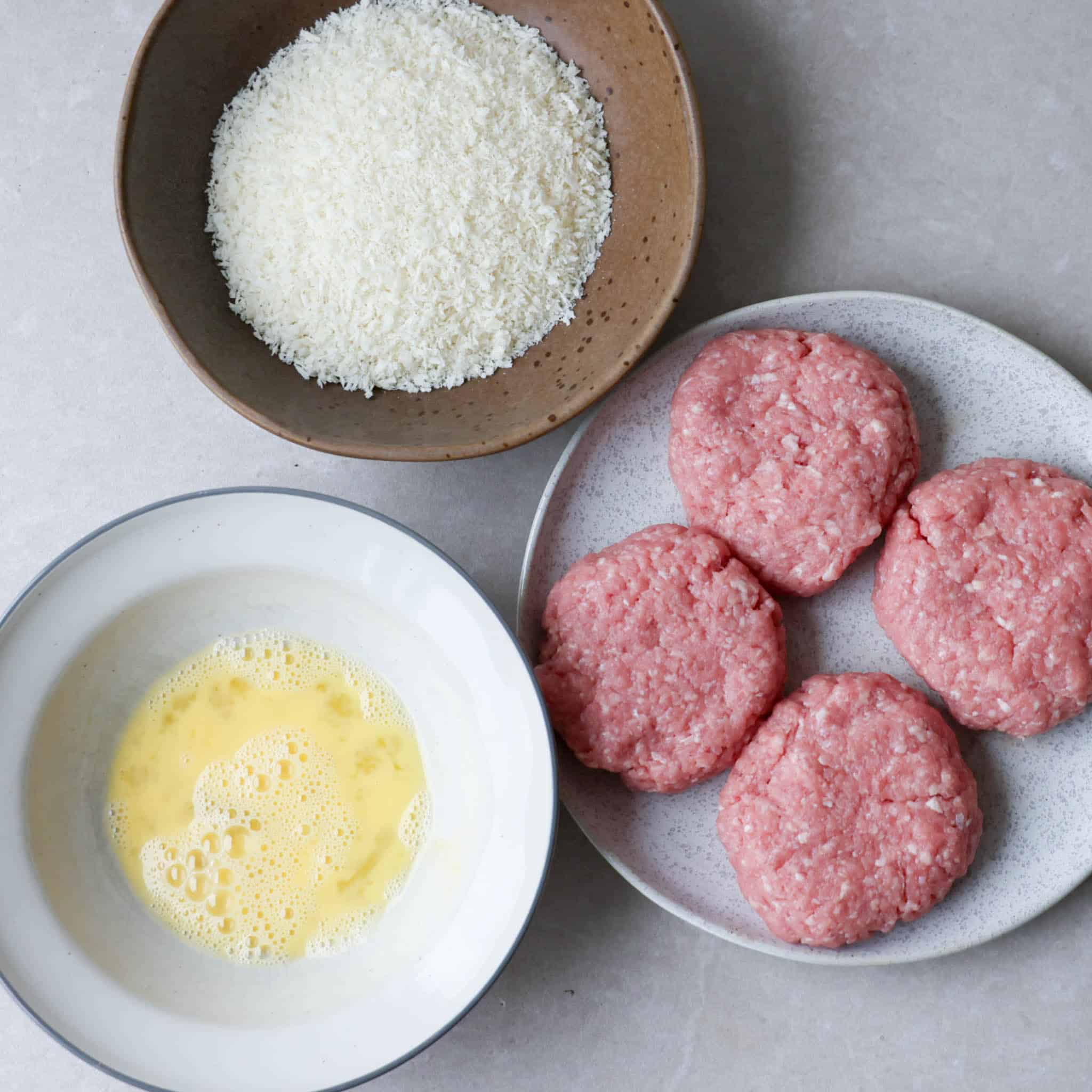 Karbonader med fritter og tzatziki