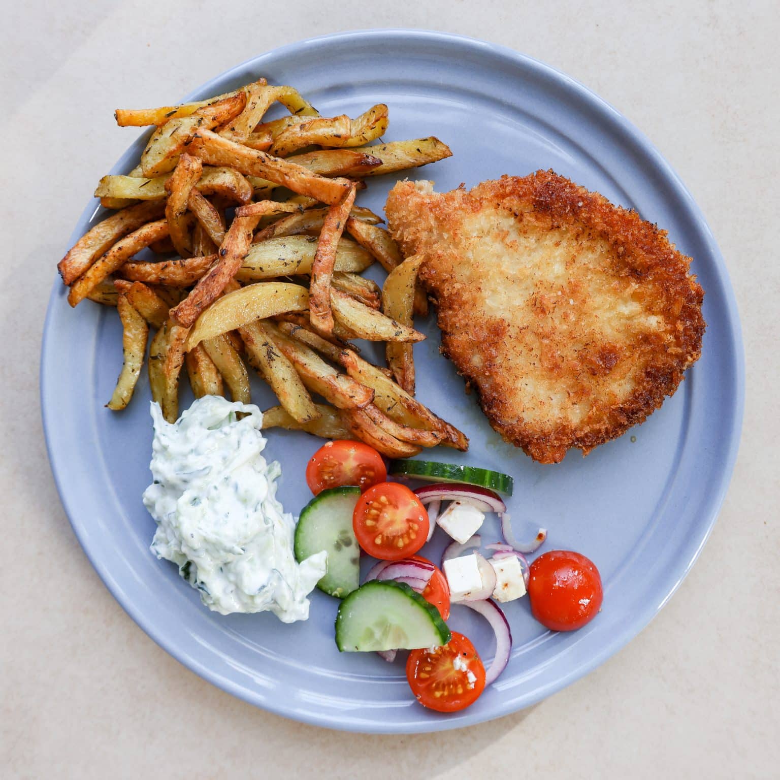 Panerede koteletter med fritter og tzatziki