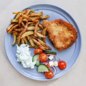 Panerede koteletter med fritter og tzatziki