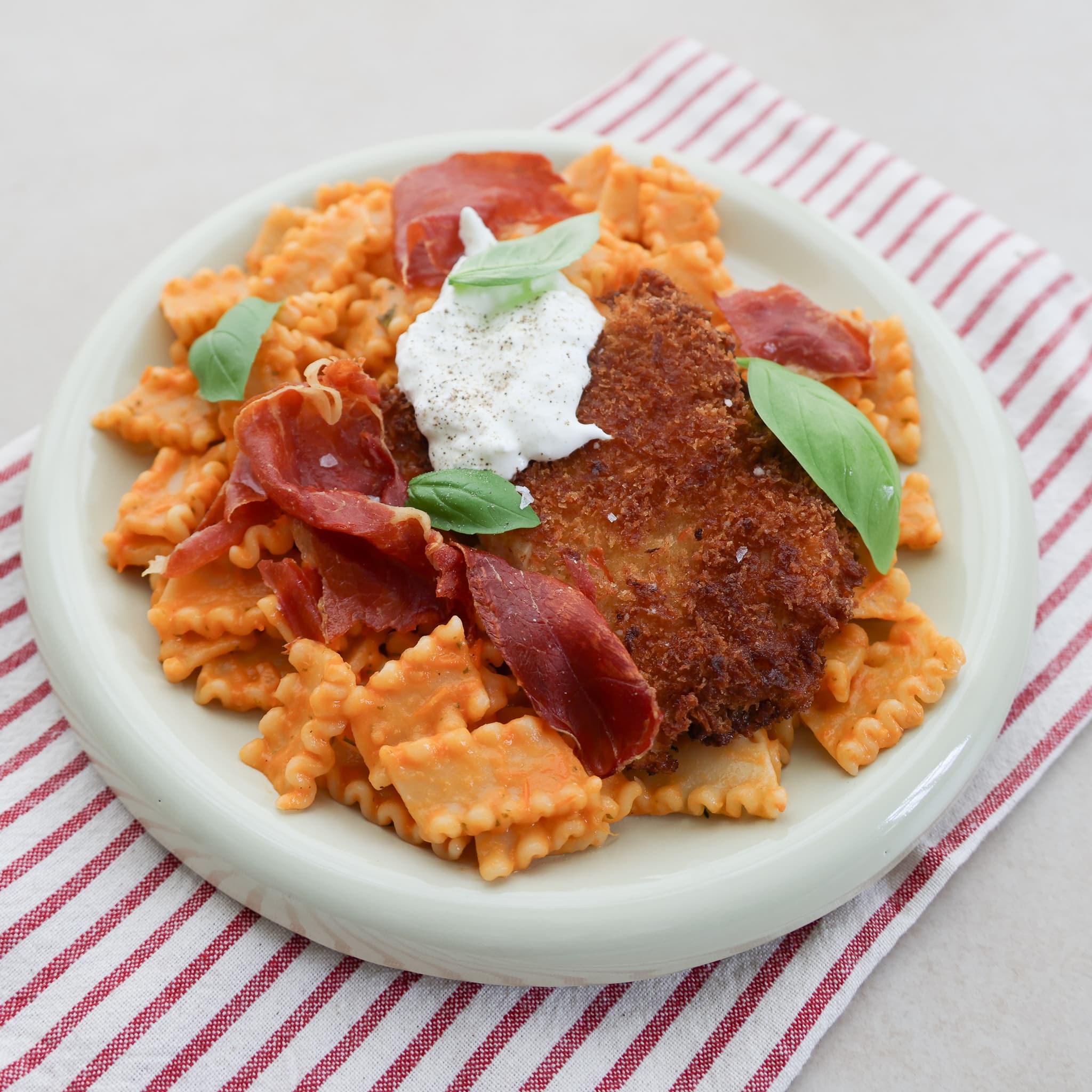 Pasta med sprød kylling og tomat