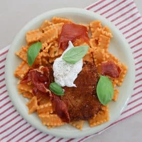 Pasta med sprød kylling og tomat