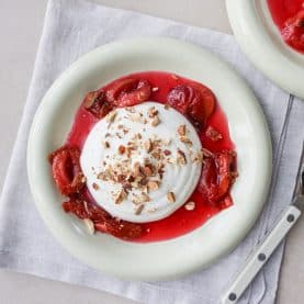 Pisket panna cotta med bagte blommer