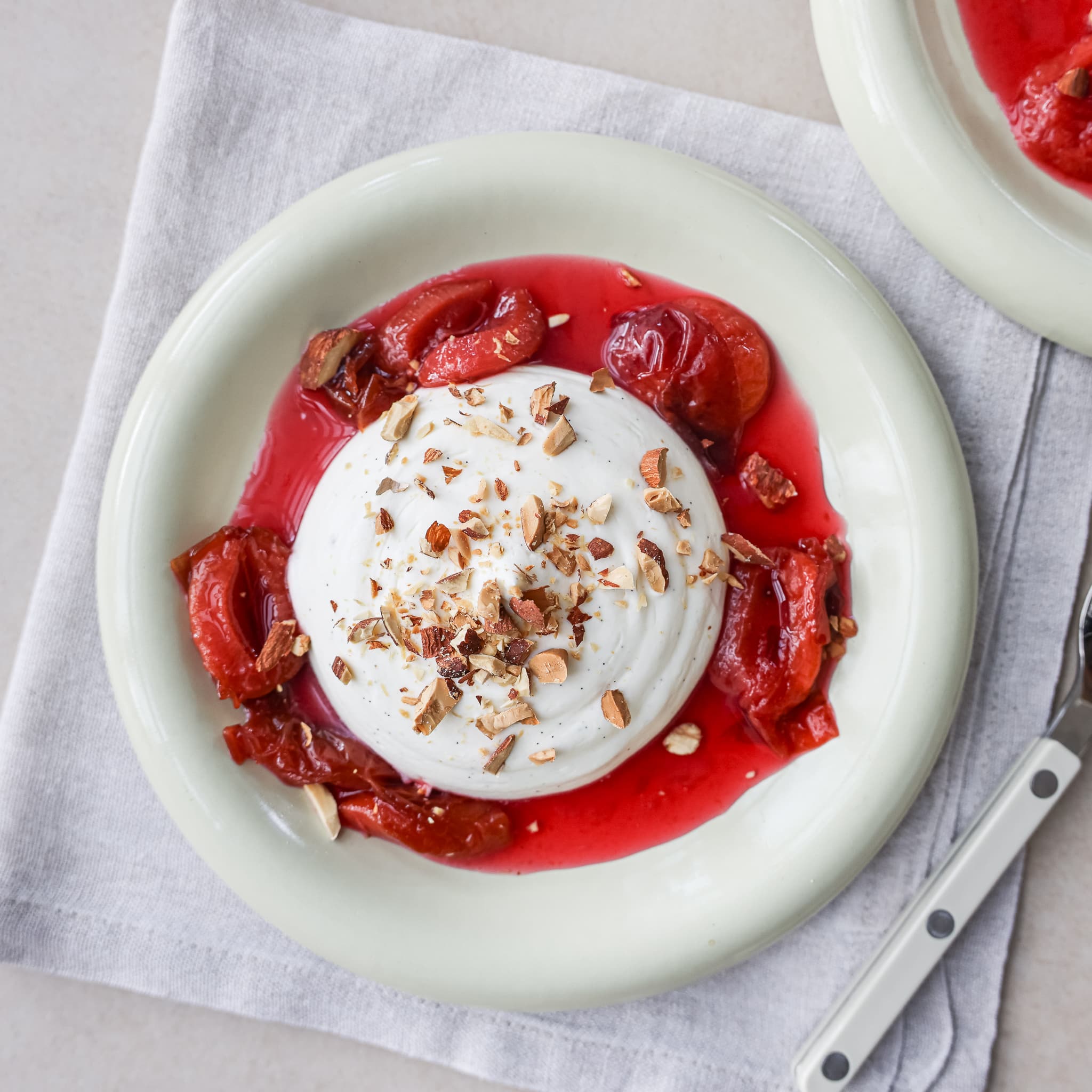Pisket panna cotta med bagte blommer