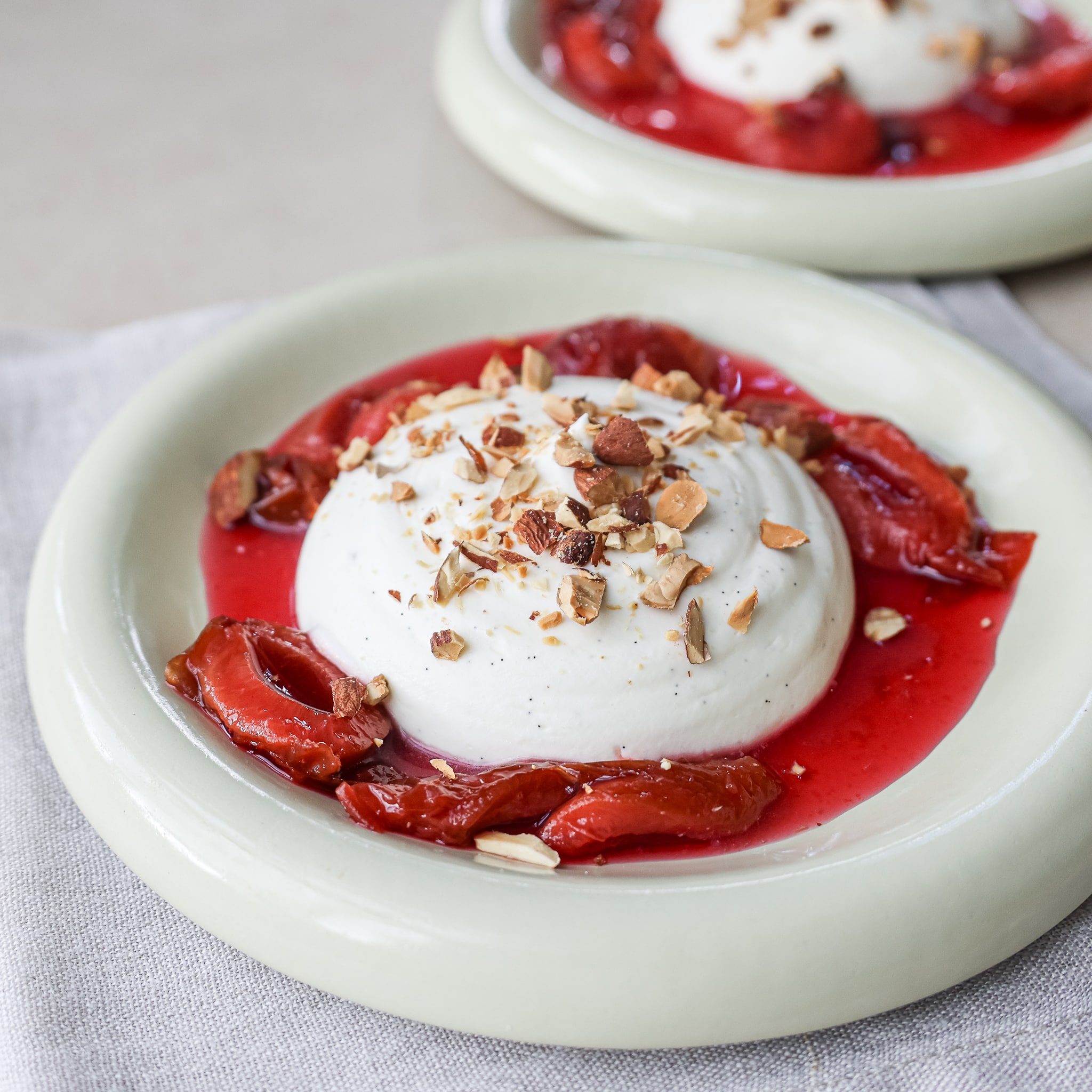 Pisket panna cotta med bagte blommer