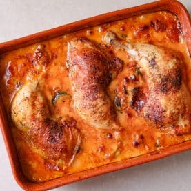 Hele kyllingelår med grøntsager i tomatsauce
