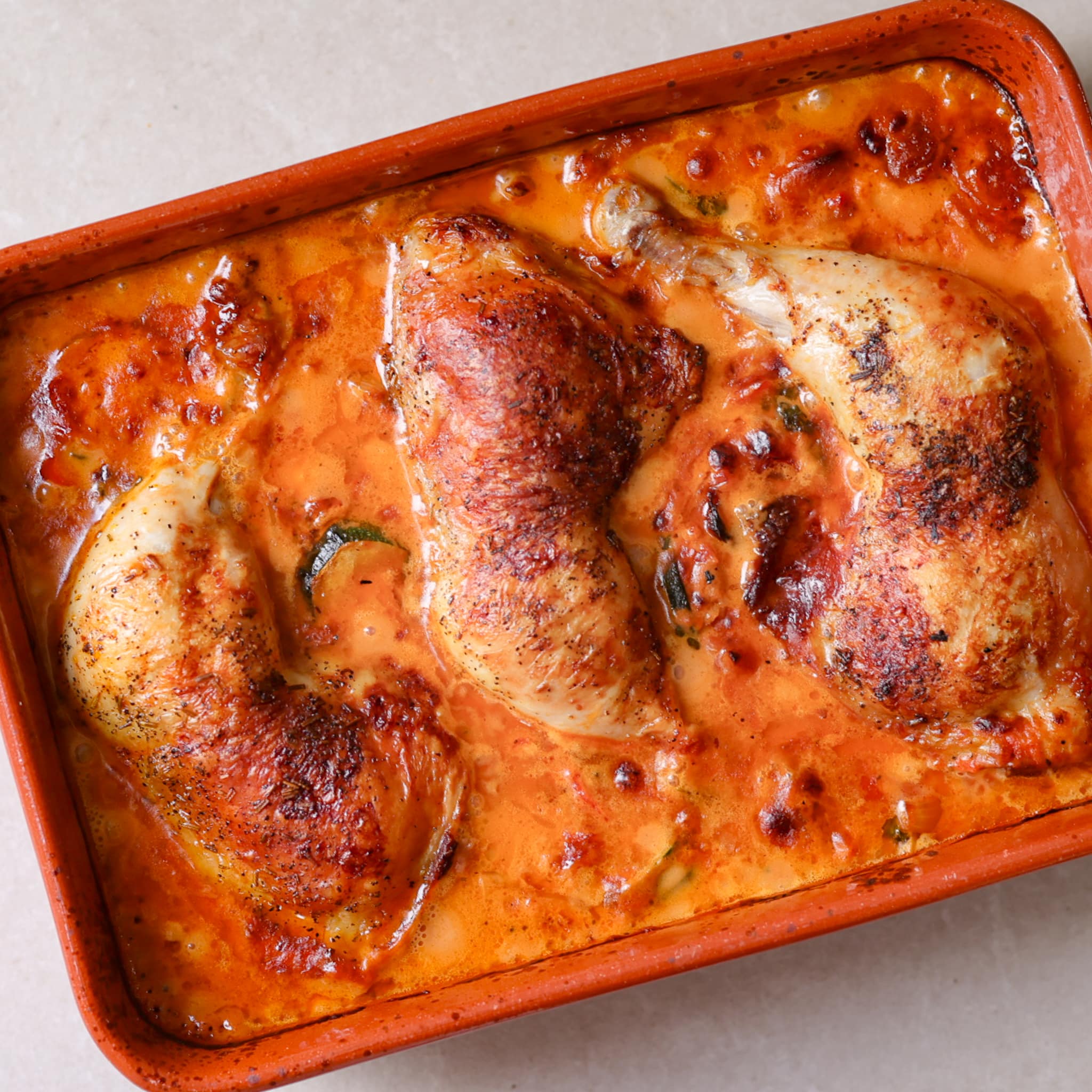 Hele kyllingelår med grøntsager i tomatsauce