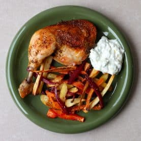 Kyllingelår med bagte rodfrugter og tzatziki