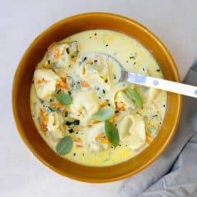 One pot tortellini suppe med grøntsager