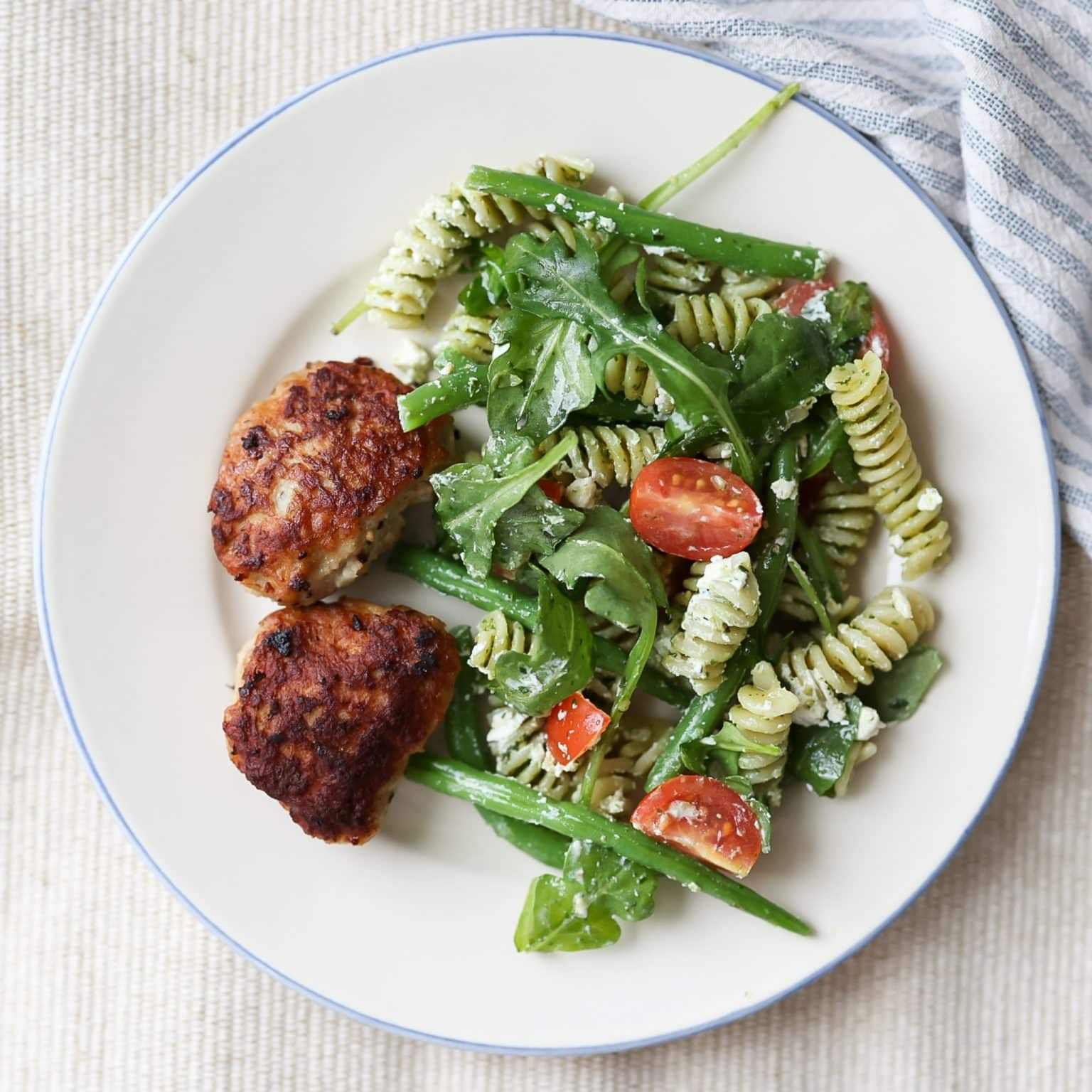 Pastasalat med frikadeller
