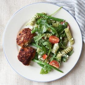 Pastasalat med frikadeller