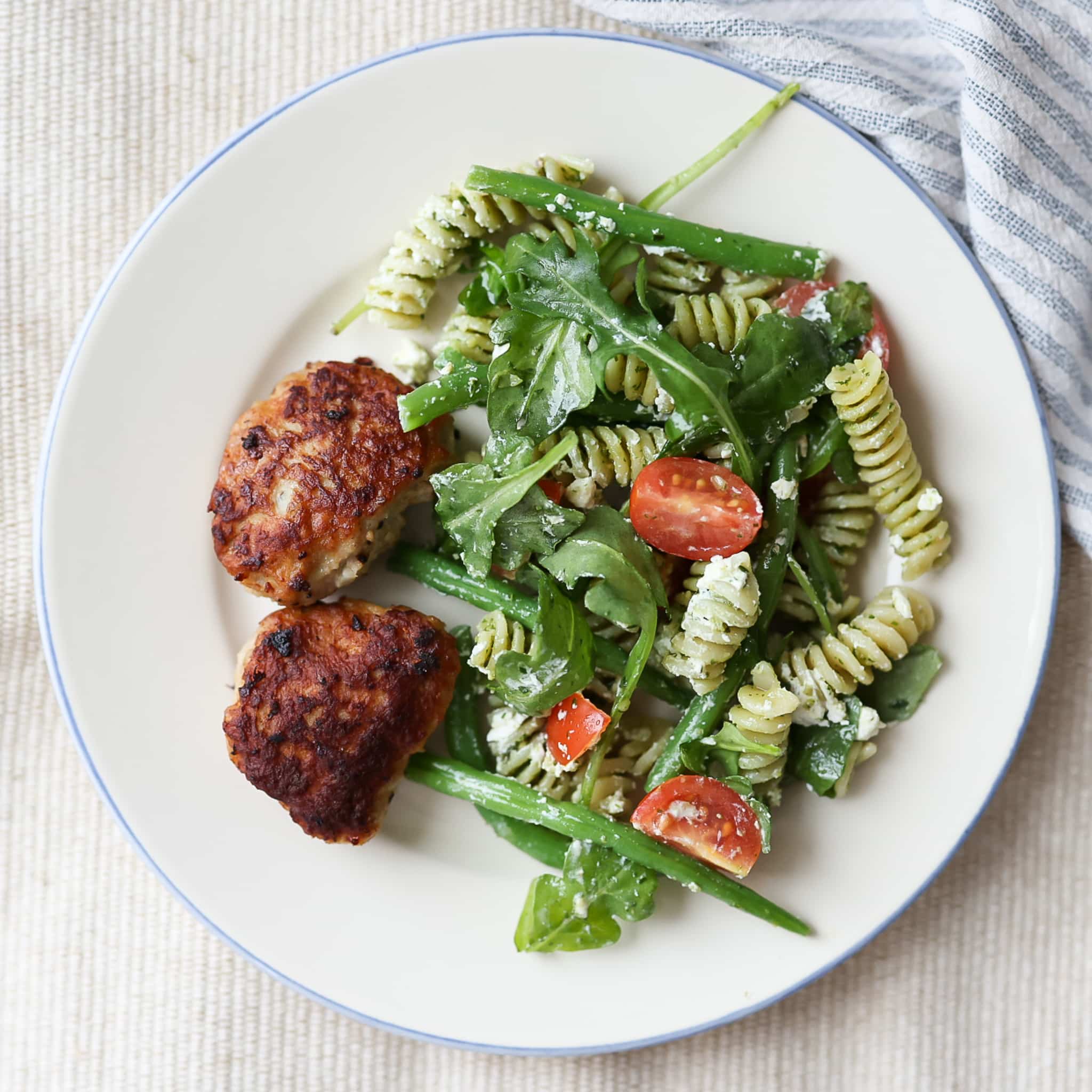 Pastasalat med frikadeller