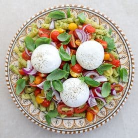 Pastasalat med burrata og pesto